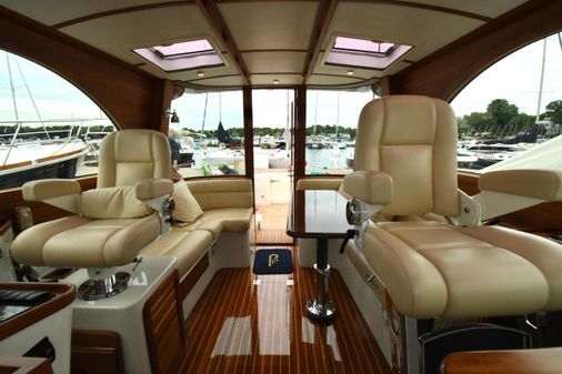 Hinckley Talaria 44 Motoryacht image