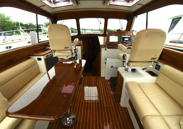 Hinckley Talaria 44 Motoryacht image