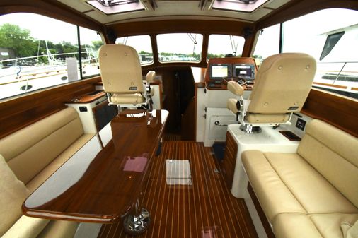 Hinckley Talaria 44 Motoryacht image