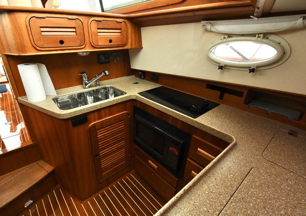 Hinckley Talaria 44 Motoryacht image