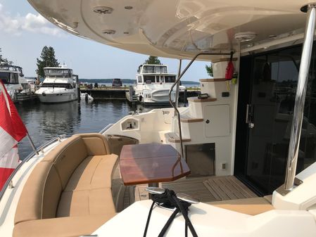 Sea Ray L590 Fly image