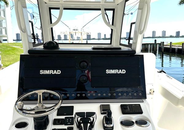 Sea Pro 320 DLX Center Console image