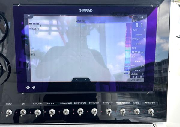 Sea-pro 320-DLX-CENTER-CONSOLE image