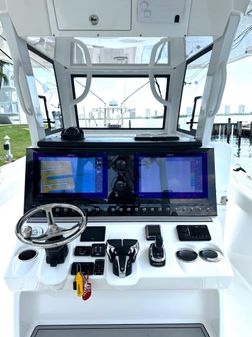 Sea-pro 320-DLX-CENTER-CONSOLE image