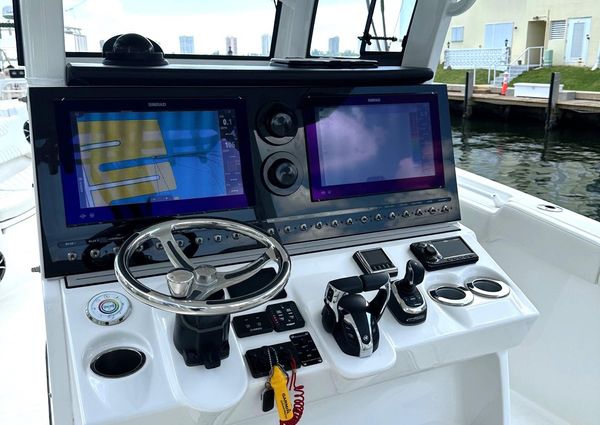 Sea Pro 320 DLX Center Console image