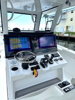 Sea-pro 320-DLX-CENTER-CONSOLE image