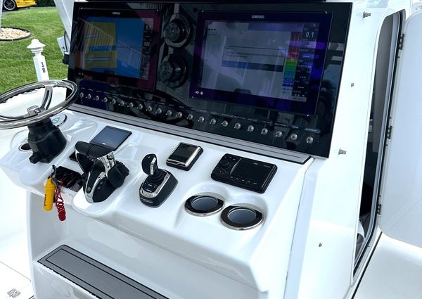 Sea Pro 320 DLX Center Console image