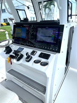 Sea Pro 320 DLX Center Console image