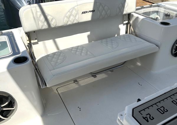 Sea Pro 320 DLX Center Console image