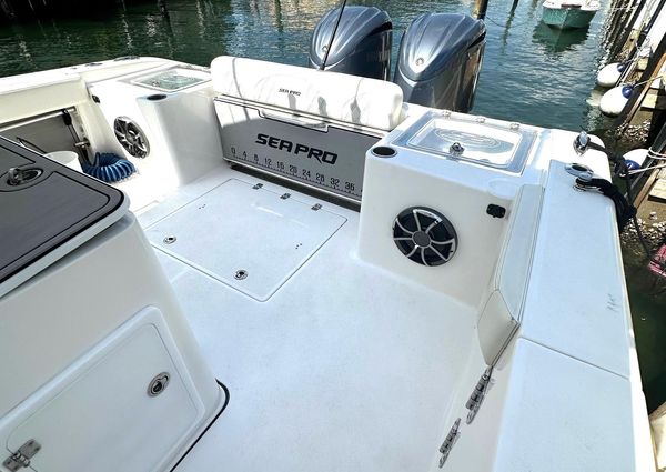 Sea-pro 320-DLX-CENTER-CONSOLE image