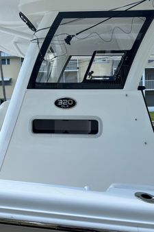 Sea Pro 320 DLX Center Console image