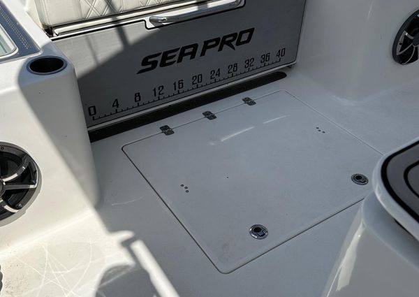 Sea Pro 320 DLX Center Console image