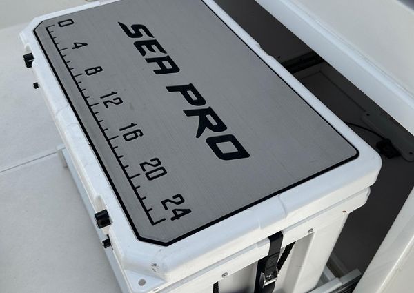 Sea Pro 320 DLX Center Console image