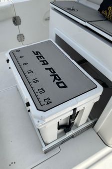 Sea Pro 320 DLX Center Console image