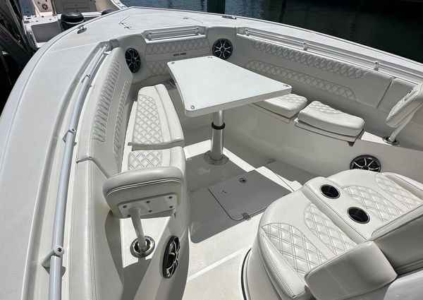 Sea Pro 320 DLX Center Console image