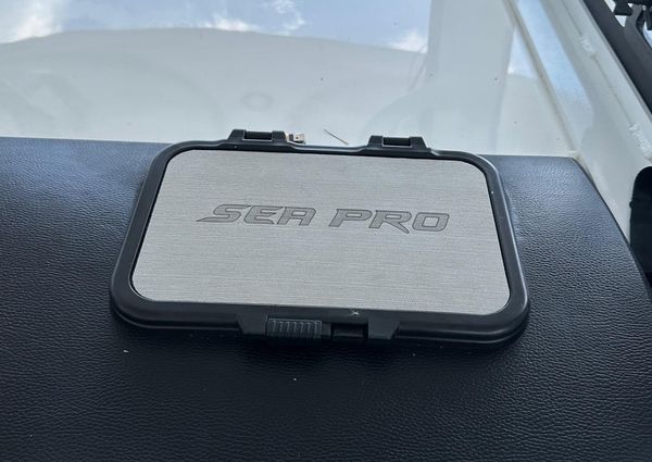 Sea Pro 320 DLX Center Console image