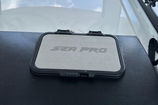 Sea Pro 320 DLX Center Console image