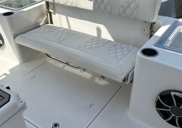 Sea Pro 320 DLX Center Console image