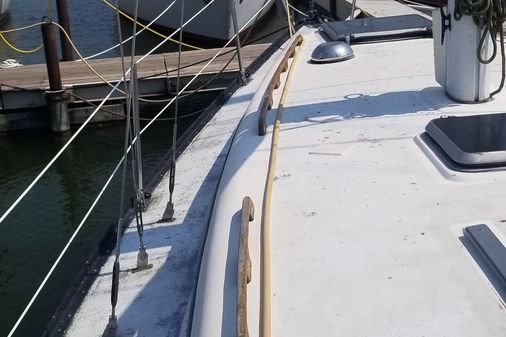 Hunter 33 image