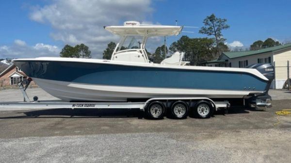 Edgewater 318 Center Console