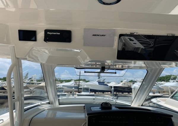 Boston Whaler 350 Realm image