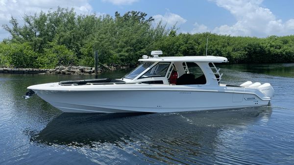 Boston Whaler 350 Realm 