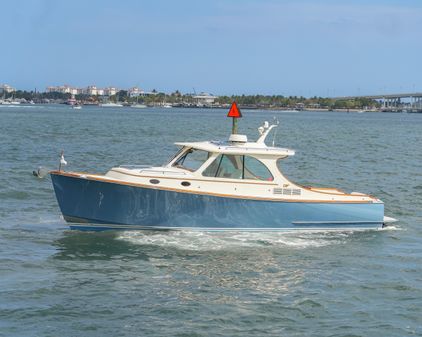 Hinckley Talaria 34 image