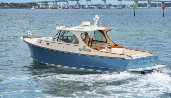 Hinckley Talaria 34 image