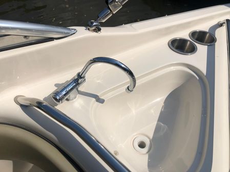 Sea Ray 240 Sundeck image