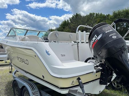 Robalo R227 DC image