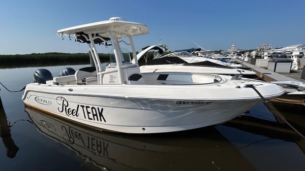 Robalo R242 Center Console 