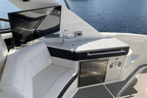 Sea Ray 320 Sundancer image