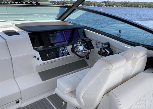 Sea Ray 320 Sundancer image