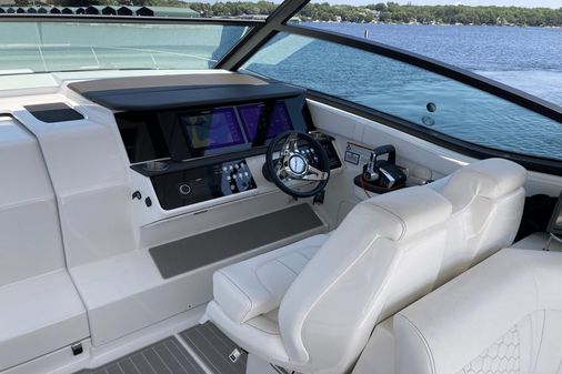 Sea Ray 320 Sundancer image