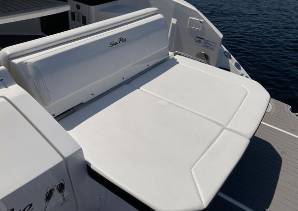 Sea Ray 320 Sundancer image