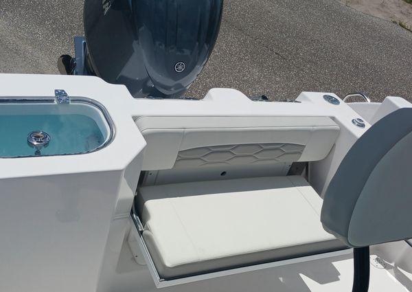 Aquasport 2200-CENTER-CONSOLE image