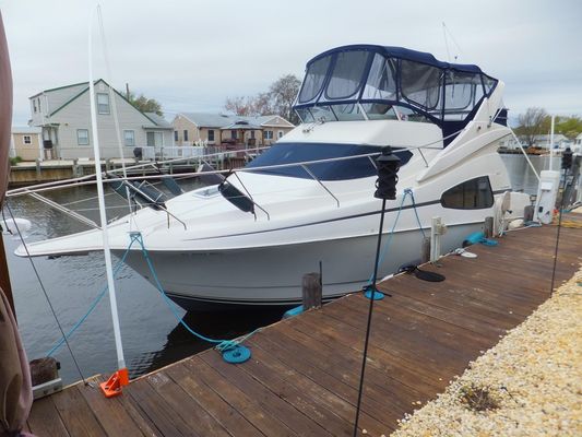 Silverton 330 Sport Bridge w GENNY - main image