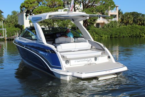 Formula 330 Crossover Bowrider image