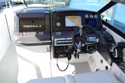 Formula 330 Crossover Bowrider image