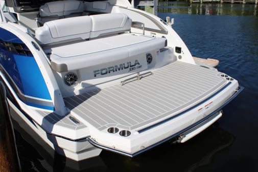 Formula 330 Crossover Bowrider image
