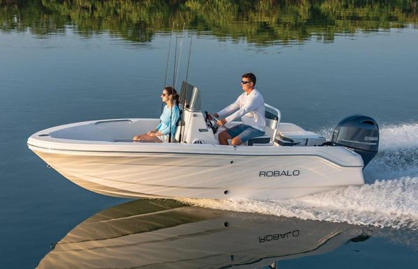 2025 Robalo R160 Center Console