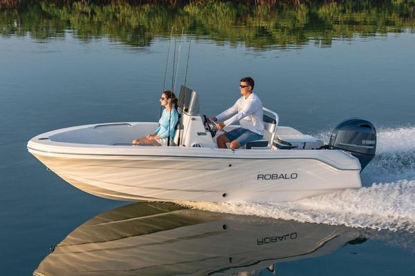 Robalo R160-CENTER-CONSOLE - main image