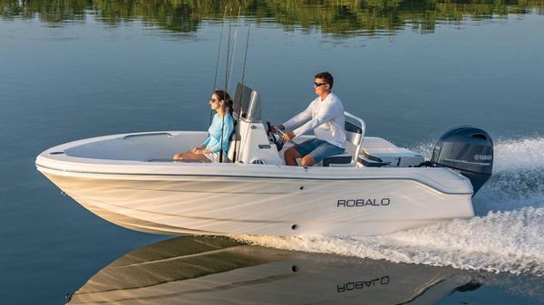 Robalo R160 Center Console
