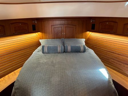 Hinckley Talaria 43 image