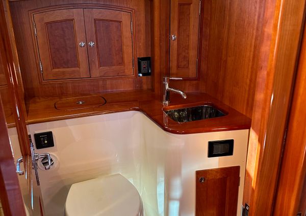 Hinckley Talaria 43 image