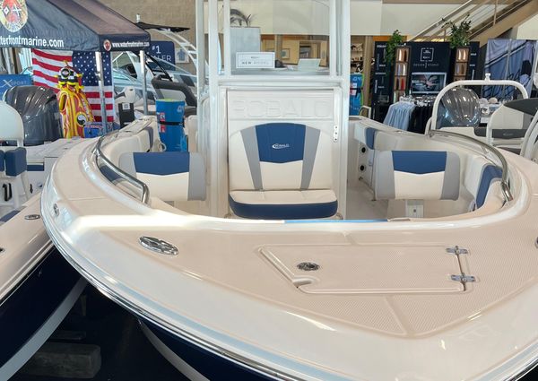 Robalo R230-CENTER-CONSOLE image