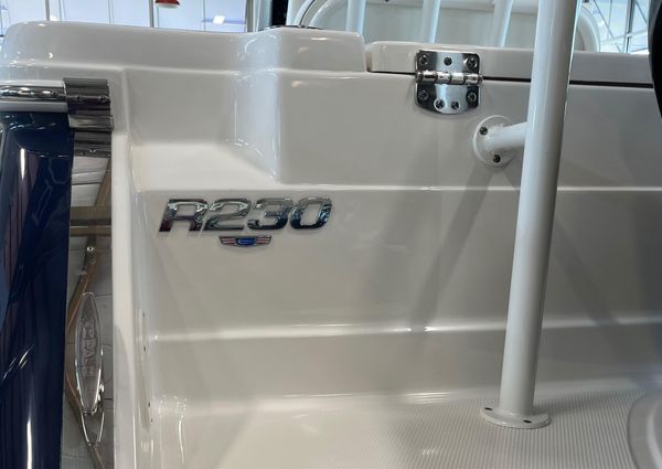 Robalo R230-CENTER-CONSOLE image