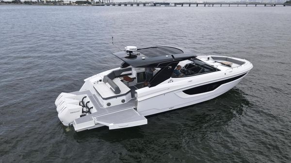 Cruisers Yachts 38 GLS Outboard 