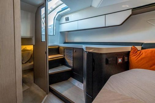 Fairline F-LINE-33 image