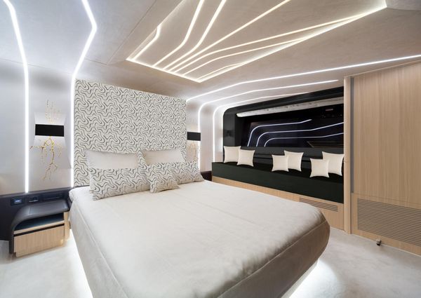 Galeon 680 Fly image
